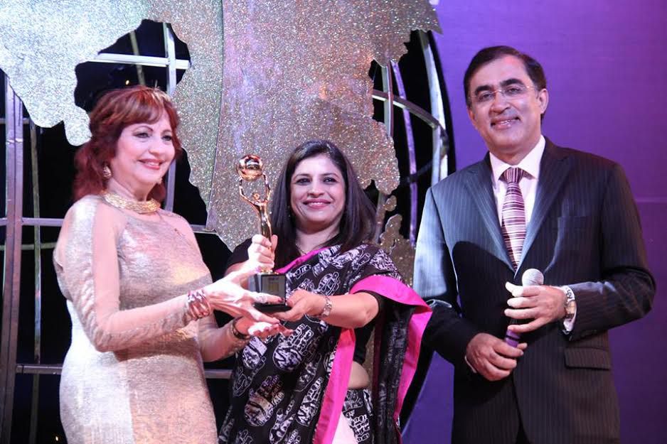 hon_-asha-seth-receives-nri-of-the-year-award-philanthropy
